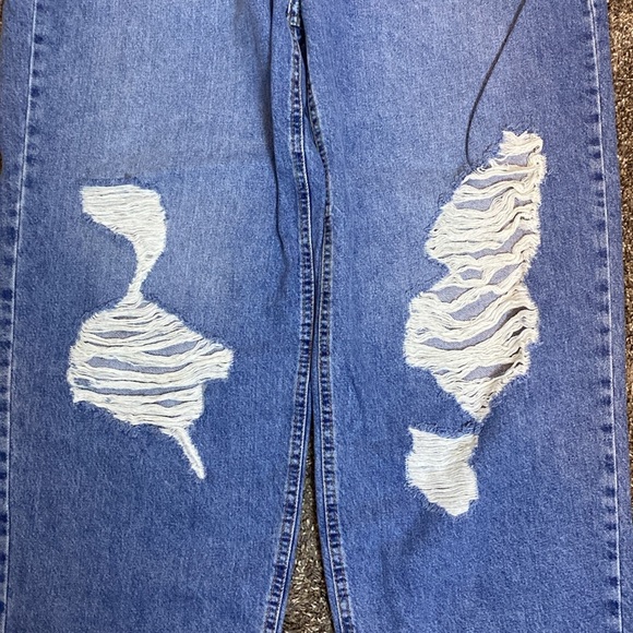 Forever 21 Boyfriend Jeans Heavy Distressed Unfinished Hem Sz 34 NWT - Picture 3 of 7